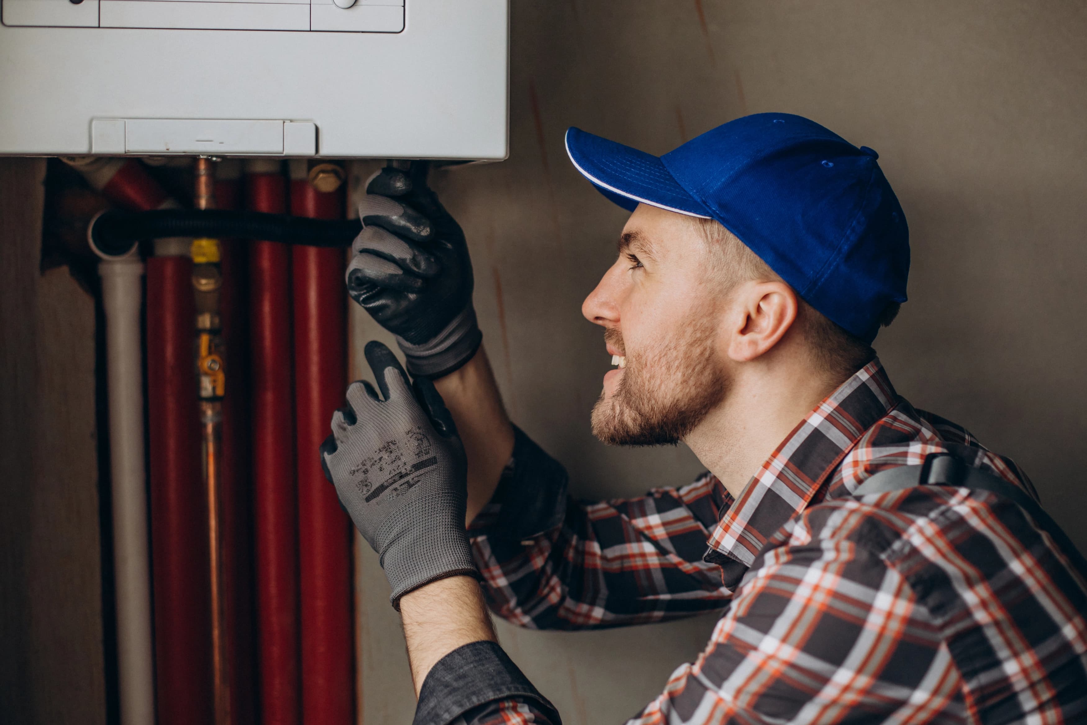 Technicien travaillant sur un appareil de chauffage 