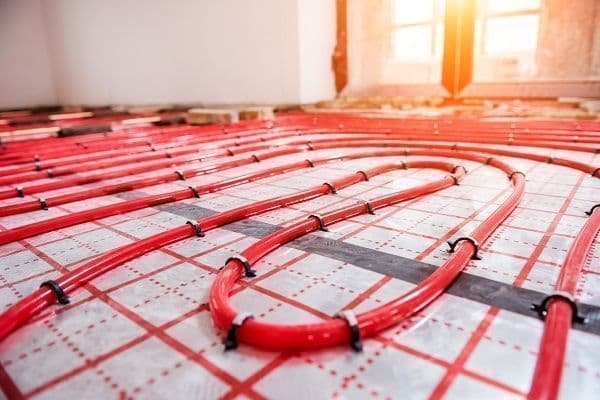 Tuyaux de plancher chauffant installés au sol