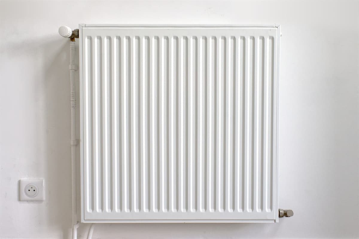 Radiateur intallé sur un mur blanc
