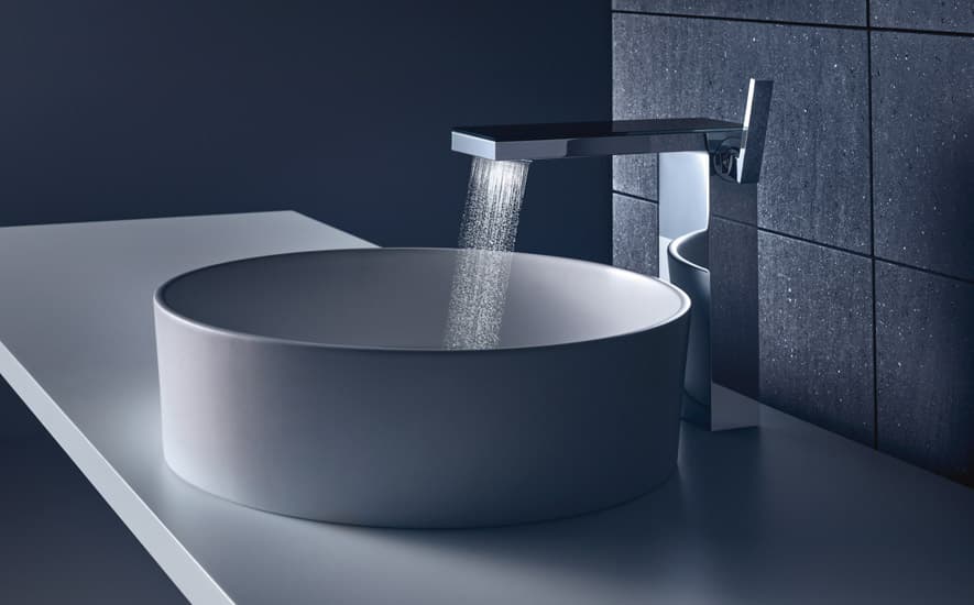 lavabo rond et robinetterie moderne